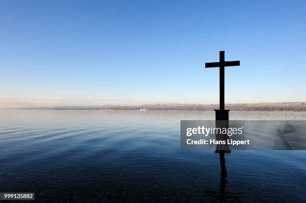 memorial cross for king ludwig ii, marking the place of death of the bavarian king on 06/13/1886, lake starnberg near berg, five lakes area, upper bavaria, bavaria, germany, publicground - starnberg fotografías e imágenes de stock