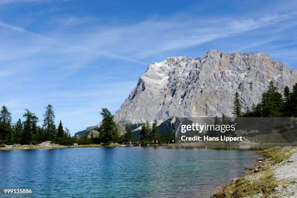 view across seebensee lake to mt zugspitze, ehrwald, tyrol, austria, publicground - região de werdenfelser imagens e fotografias de stock