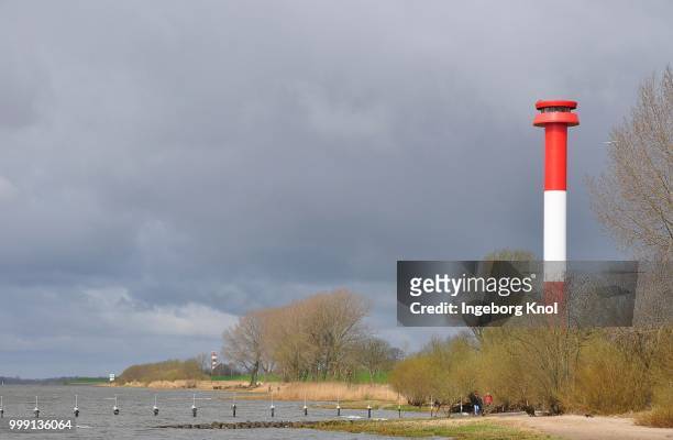 kollmar lighthouse on the elbe river, schleswig-holstein germany - sleeswijk holstein stockfoto's en -beelden