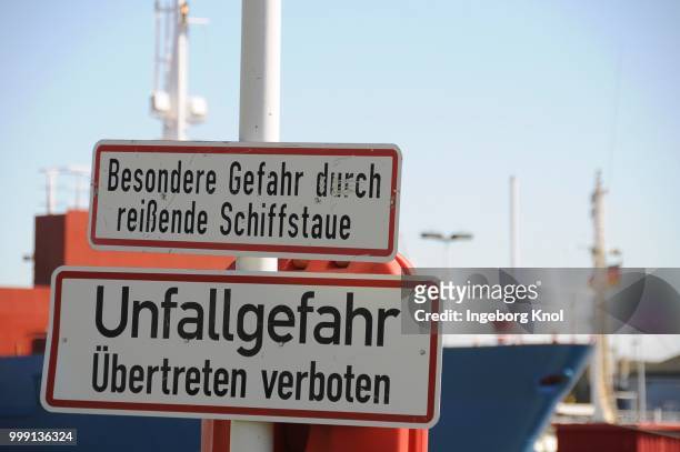 danger signs, shipping, brunsbuettel, kiel canal, schleswig-holstein, germany - sleeswijk holstein stockfoto's en -beelden
