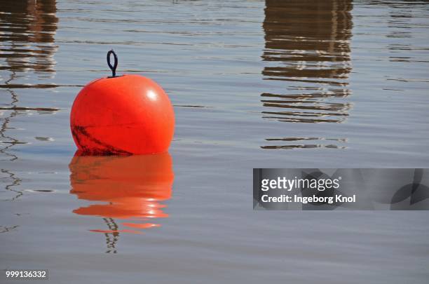 red buoy, brunsbuettel, kiel canal, schleswig-holstein, germany - sleeswijk holstein stockfoto's en -beelden