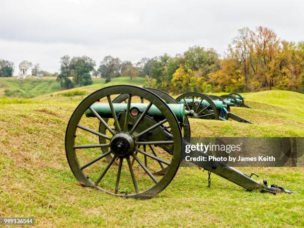 battery de golyer with its 22 cannon was the largest concentration of union artillery at the siege of vicksburg during the american civil war. - museum of military history stock pictures, royalty-free photos & images