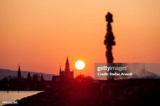 cairn and constance cathedral at sunset, on lake constance, baden-wuerttemberg, germany, publicground - silhouette contre jour fotografías e imágenes de stock