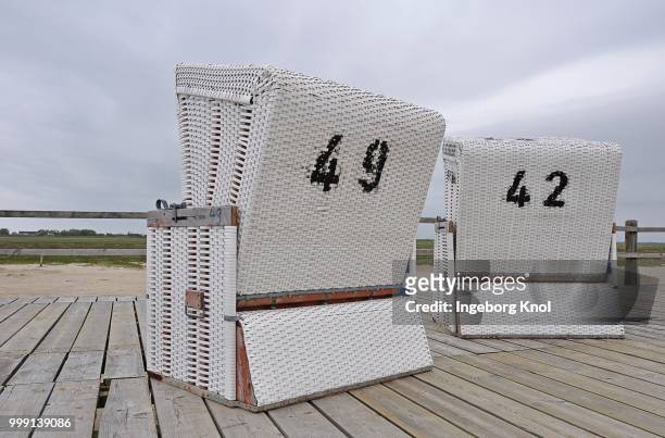 white roofed wicker beach chairs, beach on the north sea, st. peter-ording, schleswig-holstein, germany - sleeswijk holstein stockfoto's en -beelden