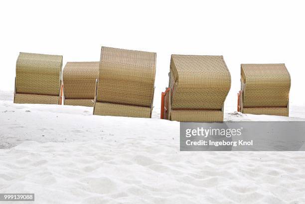 brown roofed wicker beach chairs, beach on the north sea, st. peter-ording, schleswig-holstein, germany - sleeswijk holstein stockfoto's en -beelden
