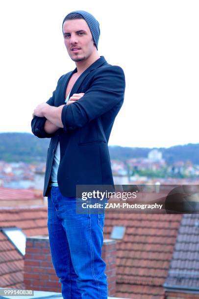 young italian man above the rooftops of stuttgart, baden-wuerttemberg, germany - government to take control of troubled birmingham prison stockfoto's en -beelden