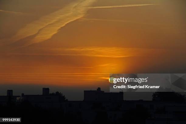 sunrise in the mittelberg quarter of biberach, upper swabia, baden-wuerttemberg, germany - silhouette contre jour fotografías e imágenes de stock