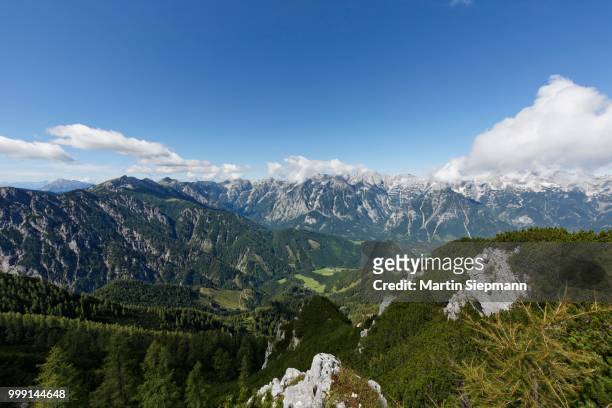 view towards the west from the observation deck on hutterer hoess mountain, totes gebirge range, pyhrn-priel region, traunviertel district, upper austria, austria - gebirge stock pictures, royalty-free photos & images