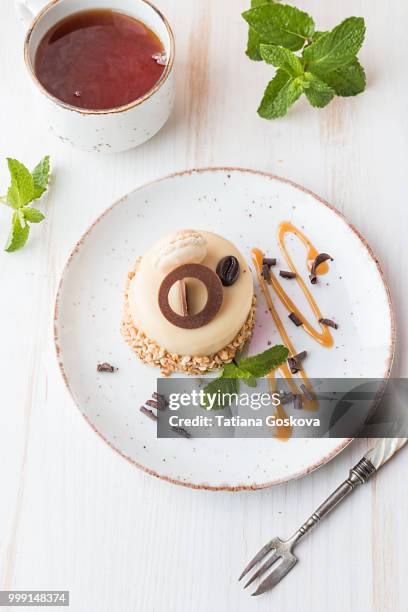 caramel coffee cake - fruit sauce stock pictures, royalty-free photos & images