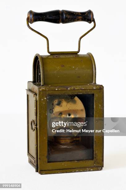 oil lamp from the 19th century, exhibition --feuer und flamme--, the fire brigade from 1850 until today, industrial museum, lauf an der pegnitz, middle franconia, bavaria, germany - flamme stockfoto's en -beelden