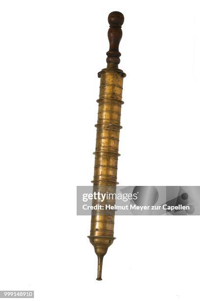 brass water squirt with a wooden handle from the 17th century, exhibition --feuer und flamme--, the fire brigade from 1850 until today, industrial museum, lauf an der pegnitz, middle franconia, bavaria, germany - flamme stockfoto's en -beelden