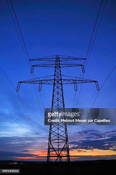 electricity pylon against a blue evening sky, eckental, middle franconia, bavaria, germany - electricity pylon stock-fotos und bilder