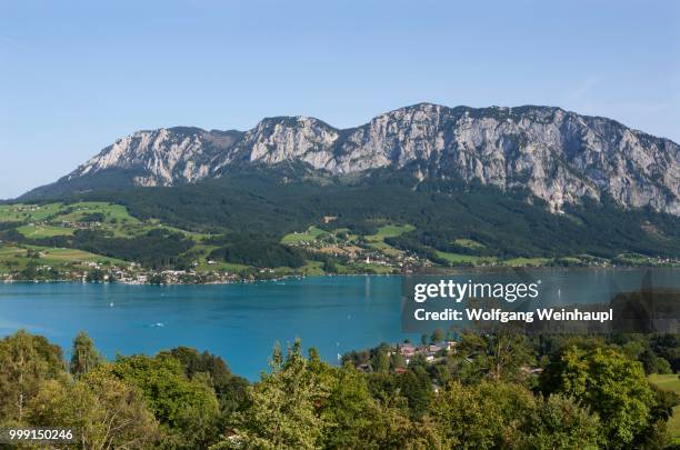 hoellengebirge mountains, lake attersee, looking towards steinbach am attersee, salzkammergut, upper austria, austria - attersee stock-fotos und bilder
