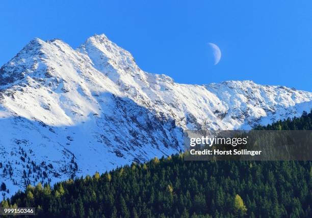 half moon over snowy peaks, ahornspitz, zillertal alps, brandberg, zillertal alps main ridge, tyrol, austria - alpes de zillertal fotografías e imágenes de stock