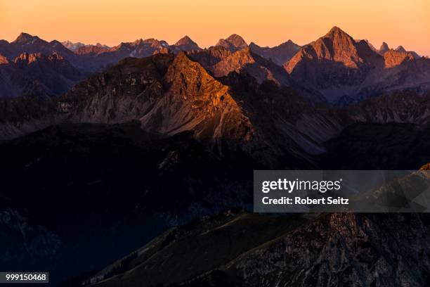 sunrise with allgaeu alps, reutte, ausserfern, tyrol, austria - alpes do allgäu imagens e fotografias de stock