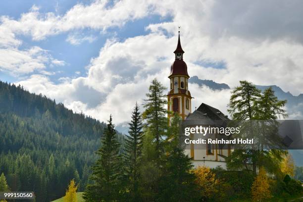 baroque parish church of st. nicholas, obernberg am brenner, tyrol, austria - st nicholas church stock pictures, royalty-free photos & images