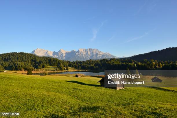 geroldsee lake or wagenbruechsee lake, in front of the karwendel range, kruen, werdenfelser land, upper bavaria, bavaria, germany - região de werdenfelser imagens e fotografias de stock