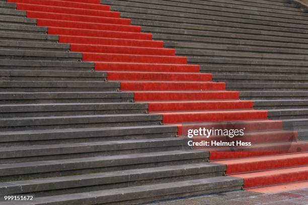 red carpet on the steps of the konzerthaus berlin concert hall, berlin, germany - konzerthaus berlin stock-fotos und bilder