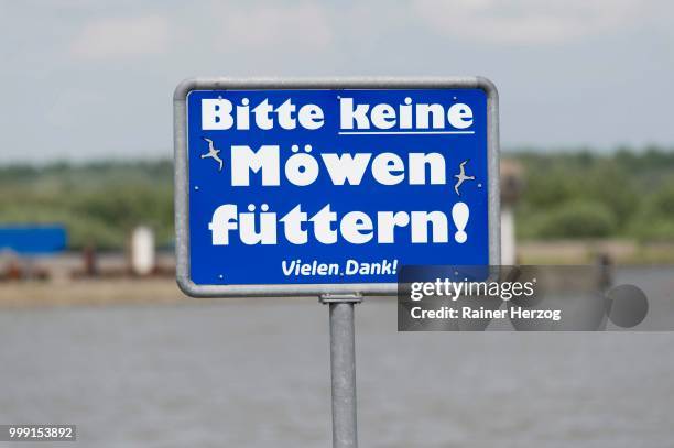 sign --bitte keine moewen fuettern-- or --please do not feed the seagulls,-- eidersperrwerk, schleswig-holstein, germany - herzog stockfoto's en -beelden
