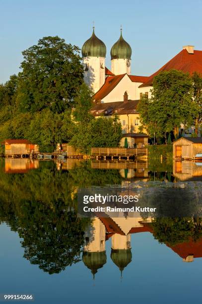 benedictine kloster seeon monastery with monastery church of st. lambert, klostersee, seebruck, chiemgau, upper bavaria, bavaria, germany - chiemgau photos et images de collection