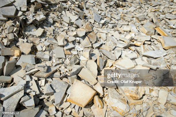 plattenkalk limestone with inclusions, quarry area of untere haardt, altmuehltal, solnhofen, middle franconia, bavaria, germany - lime quarry ストックフォトと画像