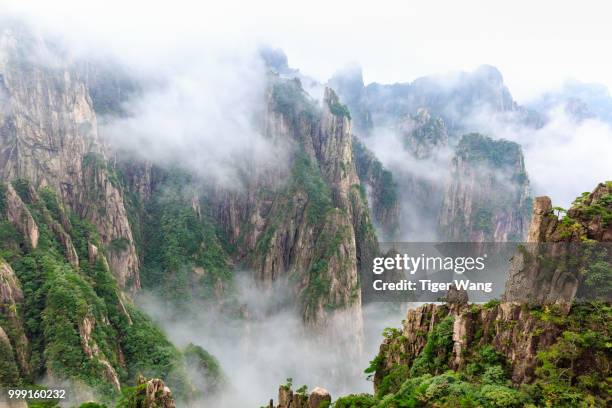 mountain huangshan - huangshan stock-fotos und bilder