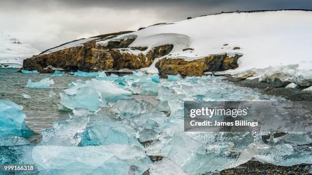 ice beach - svalbard y jan mayen fotografías e imágenes de stock