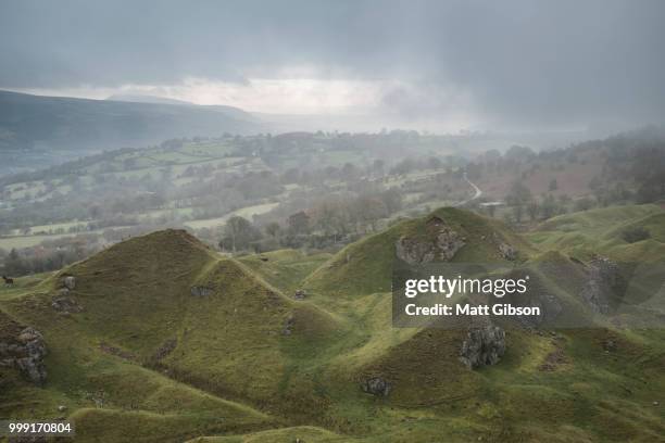 old abandoned quarry in wales reclaimed by nature to create beau - beau ストックフォトと画像