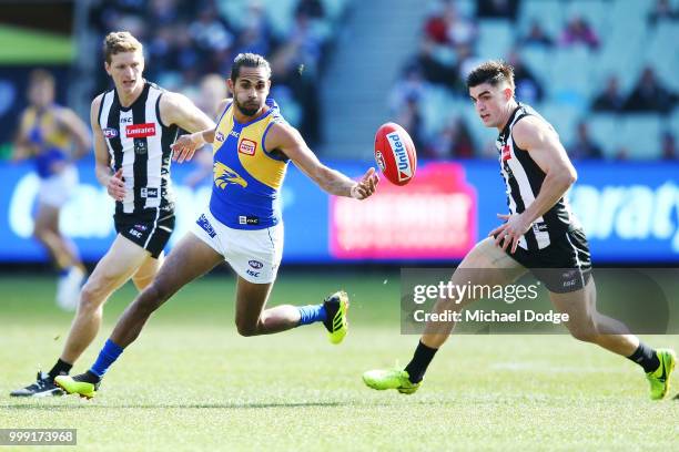 Lewis Jetta of the Eagles competes for the ball against Brayden Maynard of the Magpies during the round 17 AFL match between the Collingwood Magpies...