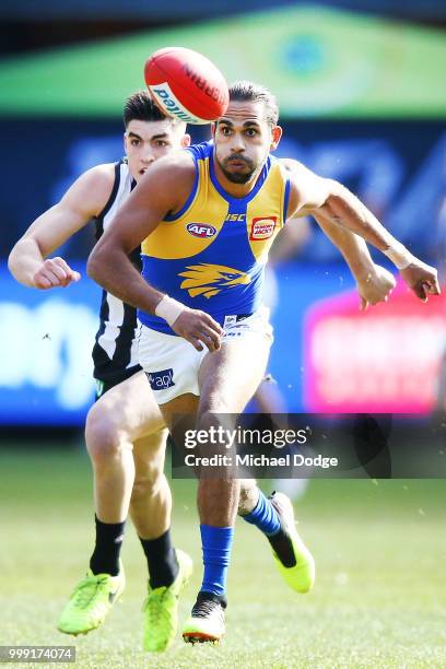 Lewis Jetta of the Eagles competes for the ball against Brayden Maynard of the Magpies during the round 17 AFL match between the Collingwood Magpies...