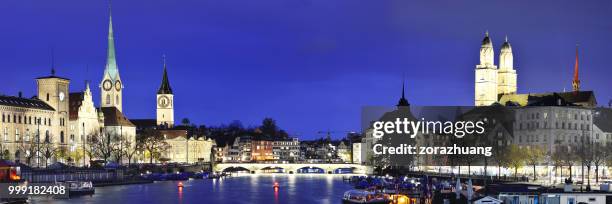 zürcher altstadt panorama in der nacht, schweiz - limmat stock-fotos und bilder