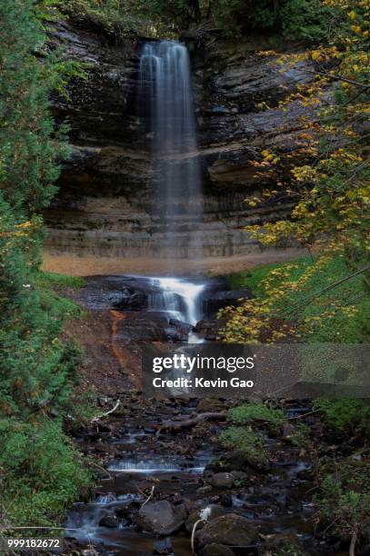 waterfall - gao region photos et images de collection