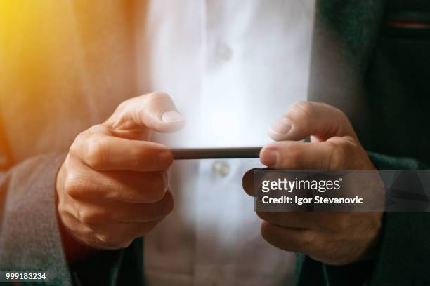 businessman playing mobile app video game on smart phone - ���������������������������������������������������������������app���������zg357cc������ ��������������������������������������������������������� photos et images de collection