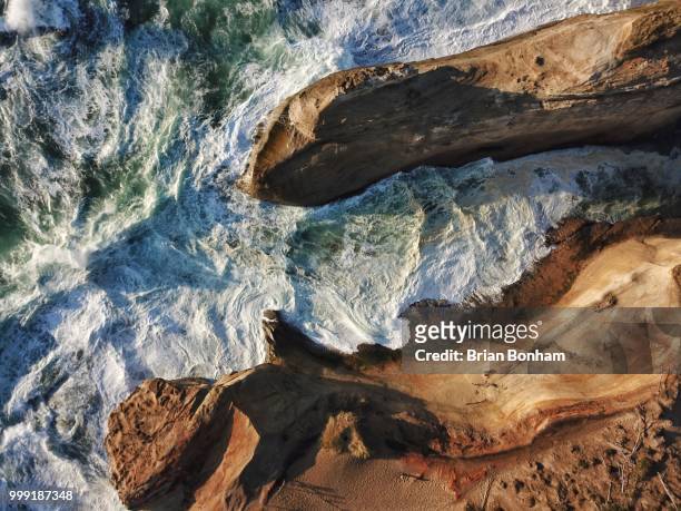 drone shot of cape kiawanda on the oregon coast. - flowing cape stock-fotos und bilder