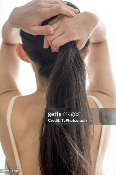 woman has her hair tied up at the back - strong hair 個照片及圖片檔