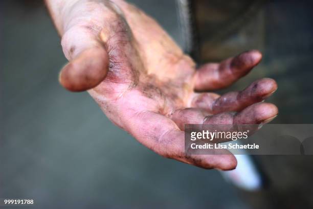 dirty hands from a construction worker - dirty construction worker stock pictures, royalty-free photos & images