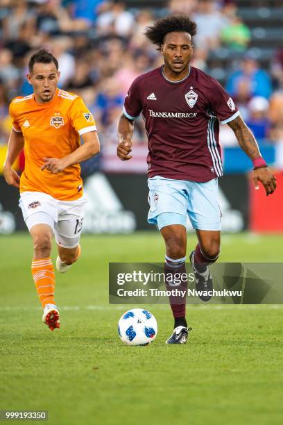 Giles Barnes of Colorado Rapids dribbles downfield against the Houston Dynamo at Dick's Sporting Goods Park on July 14, 2018 in Commerce City,...