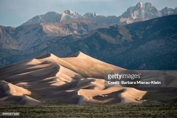 first light on great sand dunes - klein foto e immagini stock
