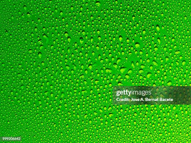 full frame of the textures formed by the bubbles and drops of water, on a smooth light green background. - bernat bacete imagens e fotografias de stock
