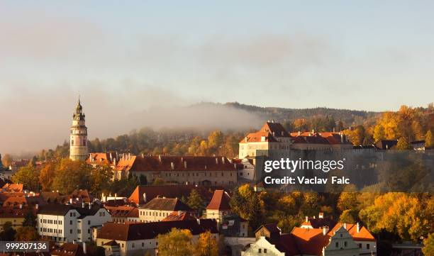 autumn morming in cesky krumlov. - cesky krumlov autumn stock pictures, royalty-free photos & images