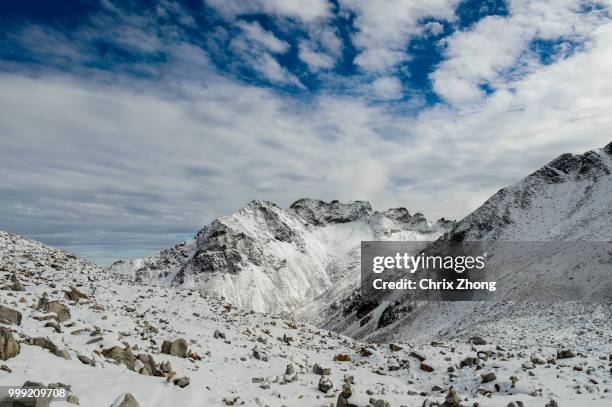 the snow mountain - khumbu glacier stock pictures, royalty-free photos & images