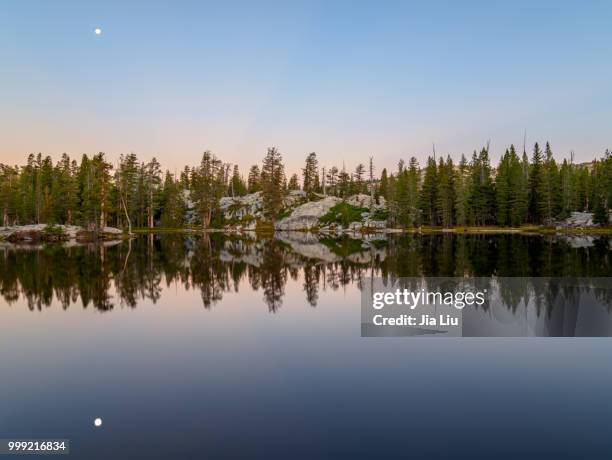 moon over gem lake - liu he fotografías e imágenes de stock