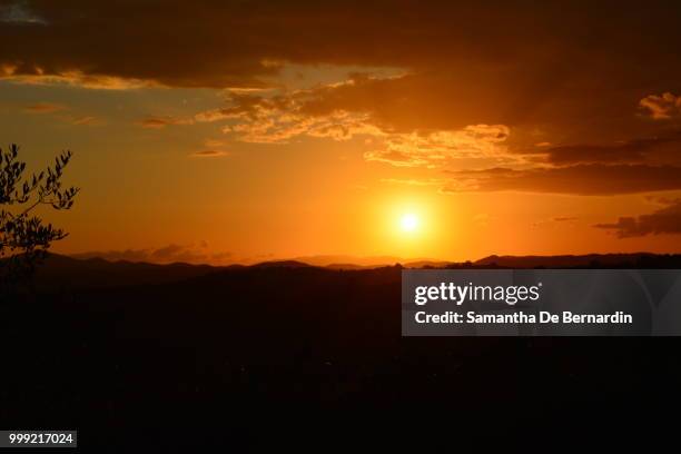 tramonto sulle colline - tramonto stock pictures, royalty-free photos & images