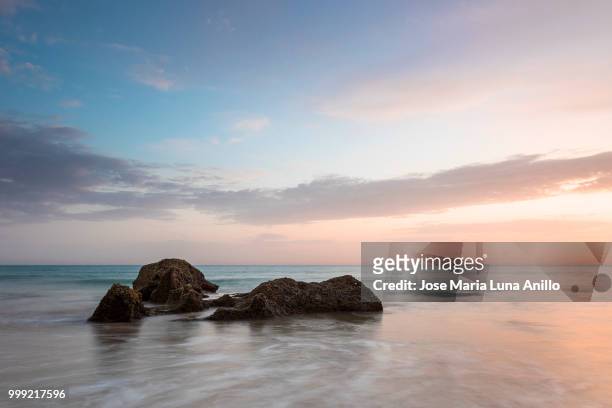 rocas al atardecer - atardecer playa stock pictures, royalty-free photos & images