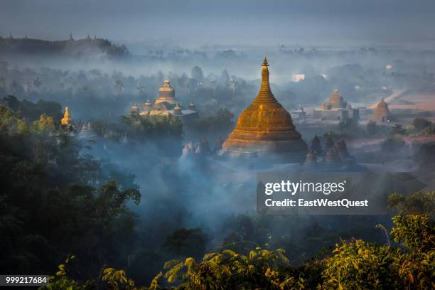 mrauk-u - birmaanse cultuur stockfoto's en -beelden