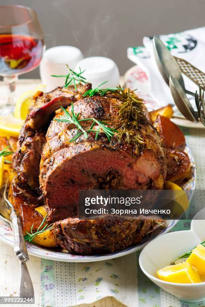 roast lamb leg with vegetables.style rustic. - leg of lamb 個照片及圖片檔