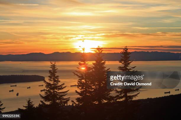 sunset seen from grouse mountain british columbia - grouse mountain - fotografias e filmes do acervo