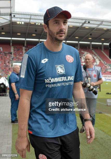 Mainz's coach Sandro Schwarz at the German Bundesliga soccer match between FSV Mainz 05 and Hannover 96 in the Opel Arena in Mainz, Germany, 19...