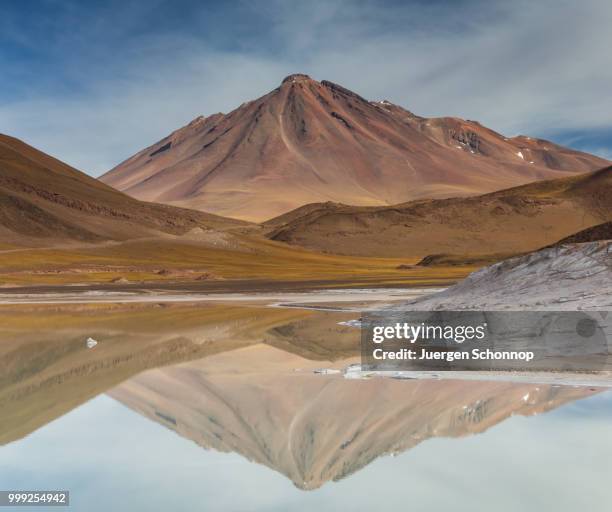 volcano reflection at pierdras rojas - licancabur photos et images de collection