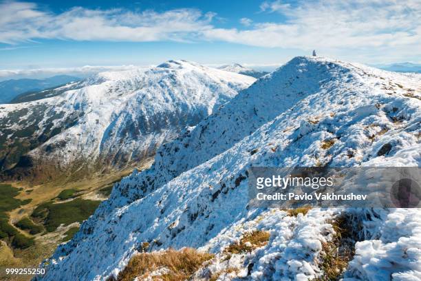 white peaks of mountains in snow - snow white - fotografias e filmes do acervo